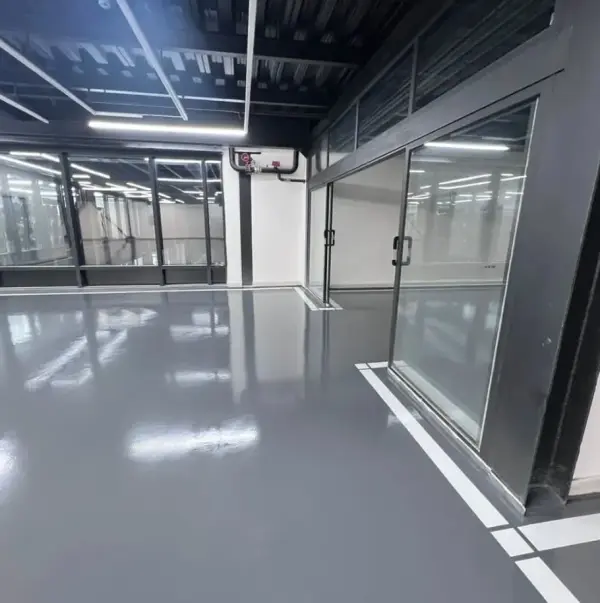 اجرای رنگ مسلح نما در دیوار استخر